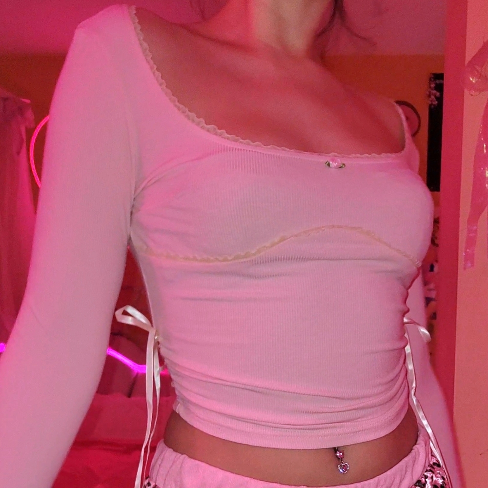 🎀🌷 baby pink long sleeve lace trim crop top w/ ribbons